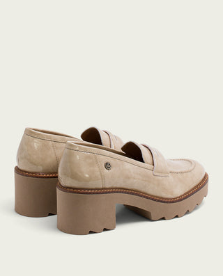 MOCASINES DE PIEL CHAROL CON TACÓN TAUPE MADDY