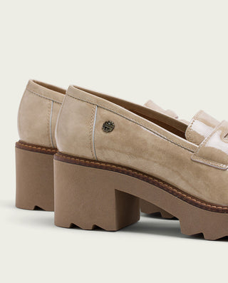 MOCASINES DE PIEL CHAROL CON TACÓN TAUPE MADDY