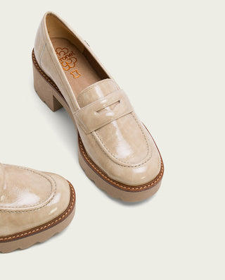 MOCASINES DE PIEL CHAROL CON TACÓN TAUPE MADDY